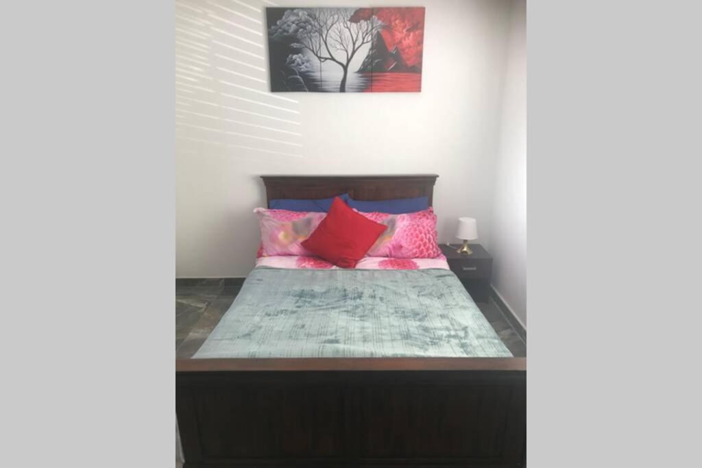 Bright, Stylish Studio Flat With Sky Sports Earley ภายนอก รูปภาพ