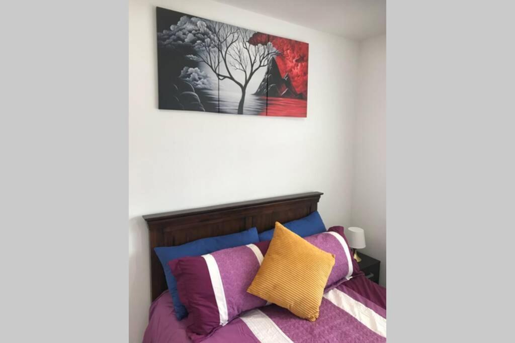 Bright, Stylish Studio Flat With Sky Sports Earley ภายนอก รูปภาพ