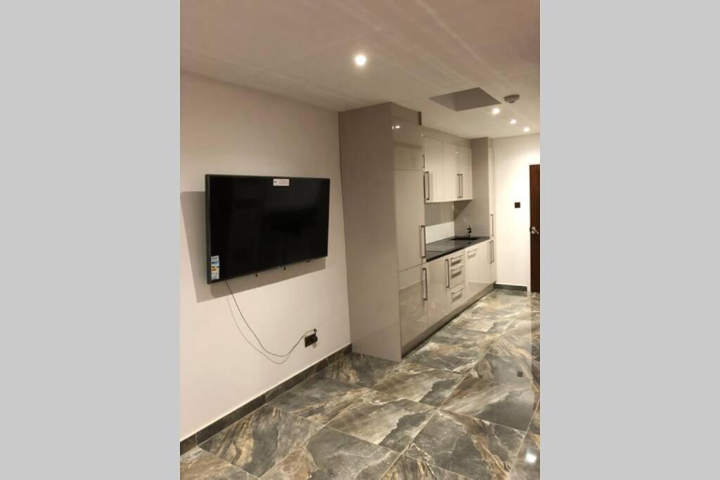 Bright, Stylish Studio Flat With Sky Sports Earley ภายนอก รูปภาพ